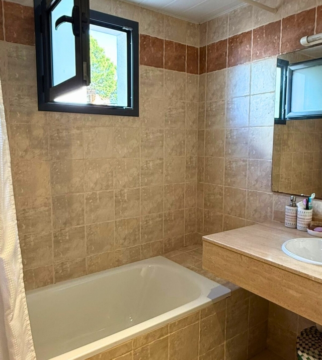 Resa Estates Ibiza Cala Tarida first line 3 bedrooms bathroom 3.jpg